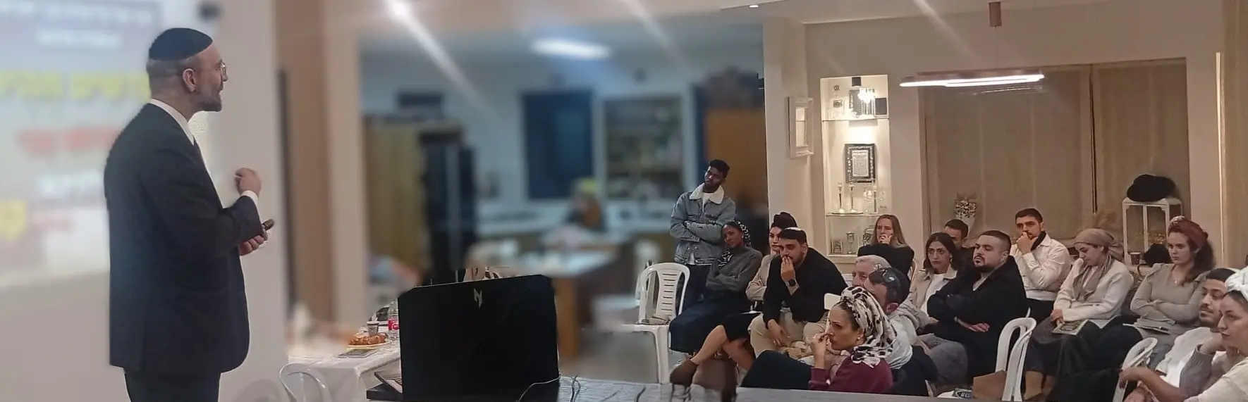 הרב רפאל אוחיון מעביר סדנת זוגיות לזוגות נשואים