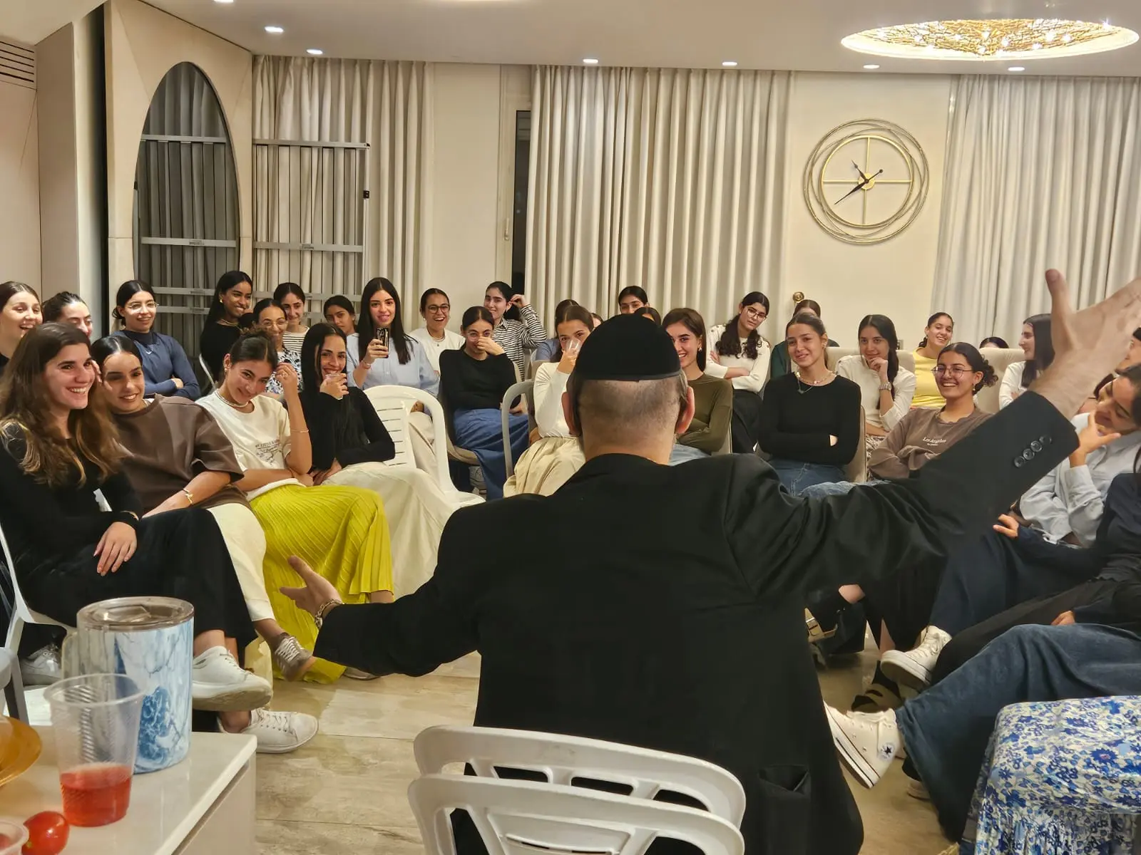 הרב רפאל אוחיון משוחח עם תלמידות בסדנה